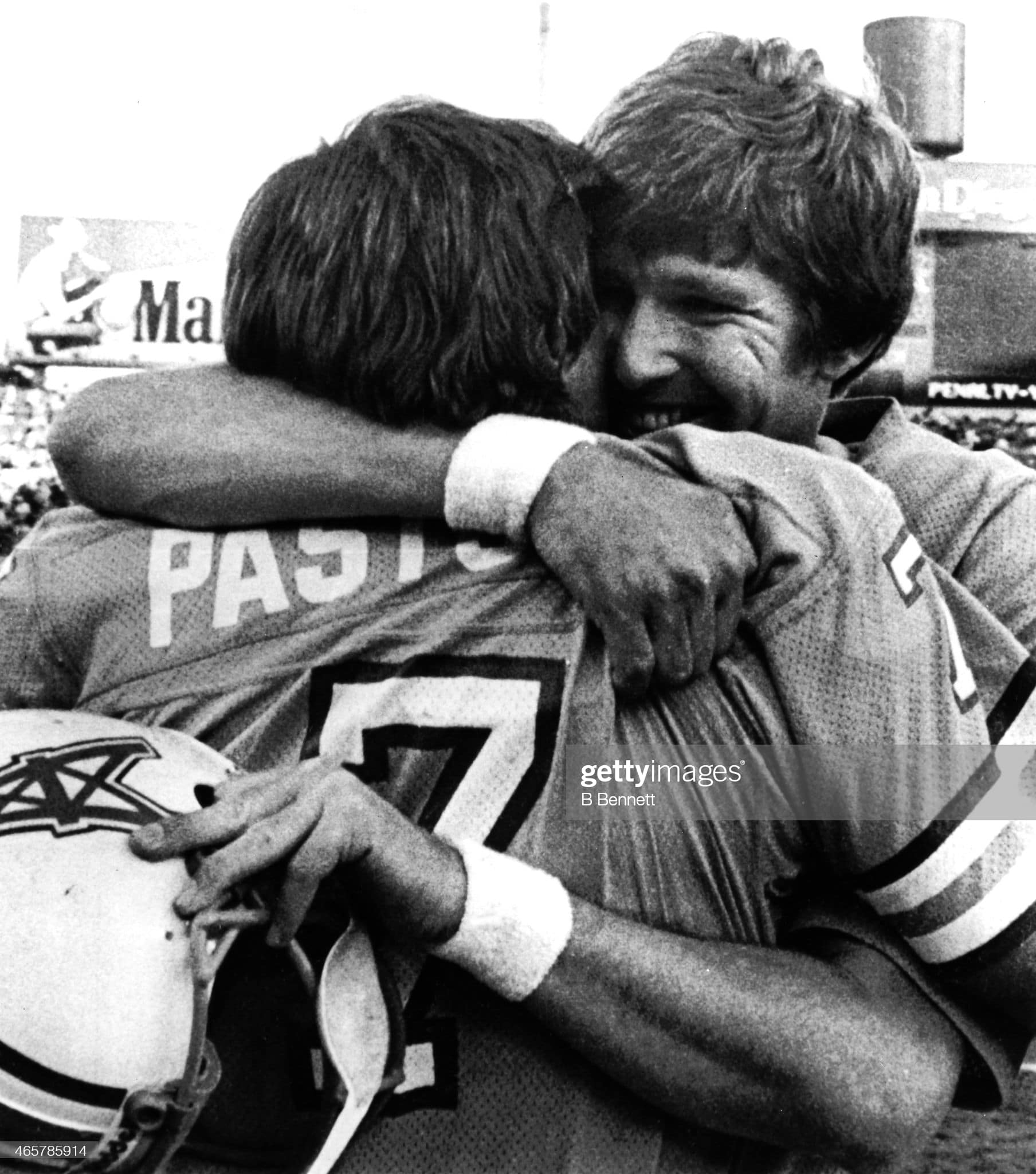 SAN DIEGO, CA - DECEMBER 29:  Backup quarterback Gifford Nielsen #14 hugs quarterback Dan Pastorini #7 after Nielsen led the Oilers past the San Diego Chargers in the 1979 Division Game on December 29, 1979 at the San Diego Stadium in San Diego, California.  The Oilers defeated the Chargers 17-14.  (Photo by B Bennett/Getty Images)